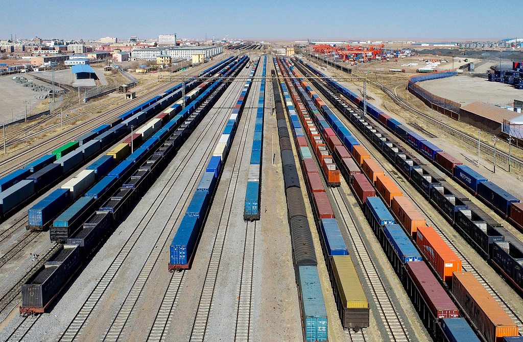 Trenuri cargo care urmează să pornească către Europa, la Erenhot, Regiunea Autonomă Mongolia Interioară (Foto: CFP)