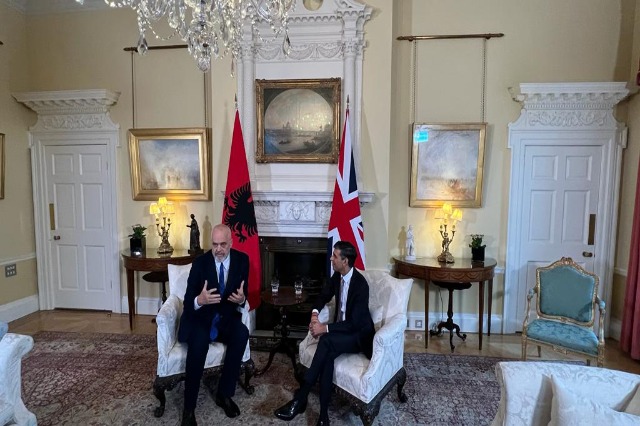 Kryeministri shqiptar Edi Rama dhe homologu britanik Rishi Sunak (Foto Rtsh)