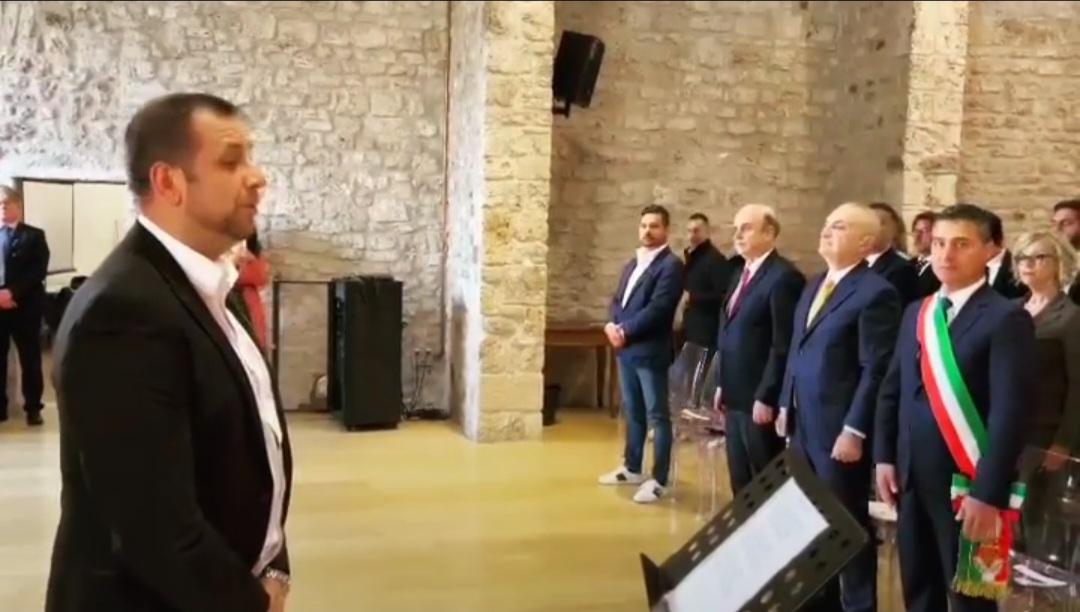 Egert Pano duke kënduar Himnin e Flamurit në Itali (Foto nga Instagrami)