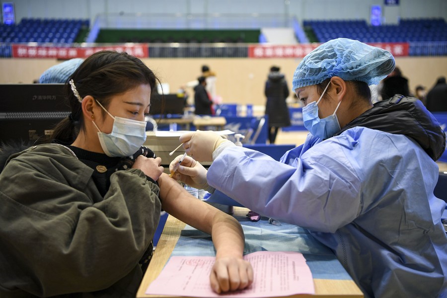 Një qytetar merr një dozë të vaksinës COVID-19 në një vend vaksinimi në Yinchuan, kryeqyteti i rajonit autonom Ningxia Hui të Kinës Veriperëndimore. [Foto/Xinhua]