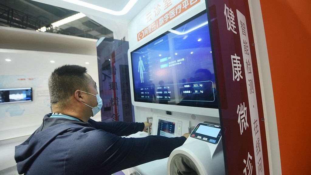 Një vizitor mëson për gjendjen e tij shëndetësore duke përjetuar një platformë mjekësore dixhitale në Konferencën Apsara në Hangzhou, Provinca Zhejiang e Kinës Lindore, 19 tetor 2021. /CFP