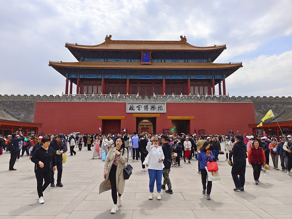 Fluks i turistëve në Pallatin e Dimrit, Pekin, 26 prill 2023(Foto:VCG)