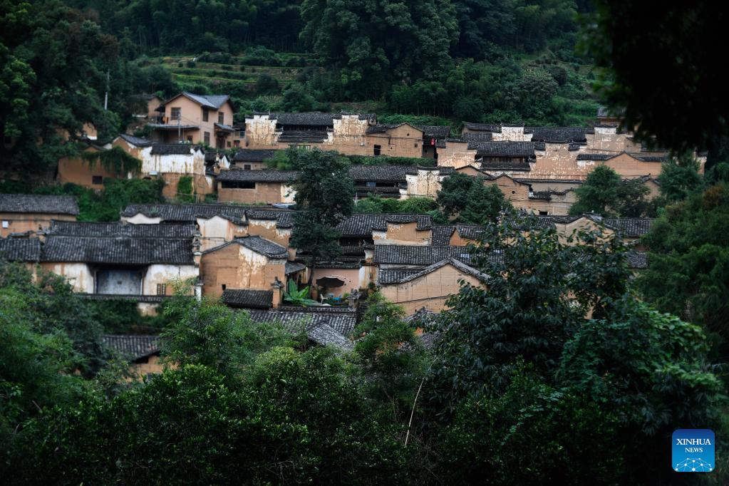 Αυτή η φωτογραφία που τραβήχτηκε στις 17 Ιουλίου 2020 δείχνει το χωριό Γιανγκτζιατάνγκ στην κομητεία Σονγκγιάνγκ, επαρχία Τζετζιάνγκ της ανατολικής Κίνας. (Xinhua/Huang Zongzhi)