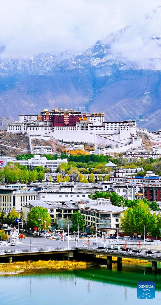Αυτή η φωτογραφία που τραβήχτηκε στις 11 Μαΐου 2023 δείχνει τη θέα της πόλης από το πάρκο Νανσάν στη Λάσα, πρωτεύουσα της Αυτόνομης Περιοχής του Θιβέτ της νοτιοδυτικής Κίνας. (Xinhua/Shen Hongbing)
