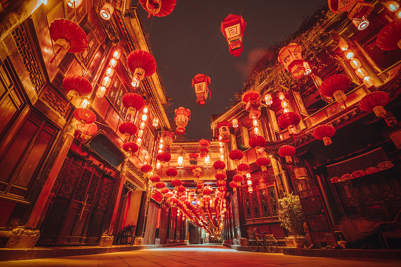 Η οδός Τζινλί στην πόλη Τσενγκντού της επαρχίας Σιτσουάν είναι διακοσμημένη με κόκκινα φανάρια κατά τη διάρκεια του κινεζικού νέου έτους. /CFP