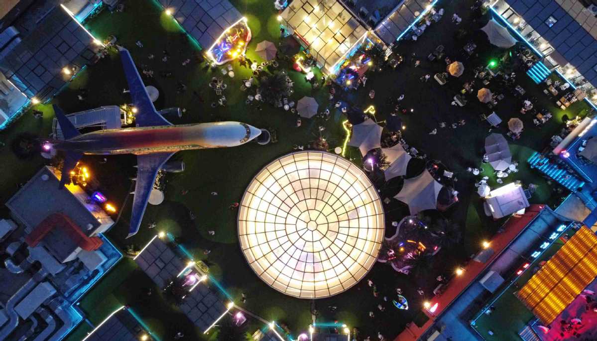 Nj&euml; pamje e sip&euml;rme e njer&euml;zve q&euml; arg&euml;tohen n&euml; &ccedil;atin&euml; e nj&euml; kompleksi tregtar n&euml; rrethin Heping n&euml; Tianjin n&euml; qershor