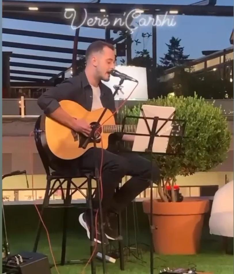 Eren Karaibo ne interpretimet live  (Foto nga instagrami)