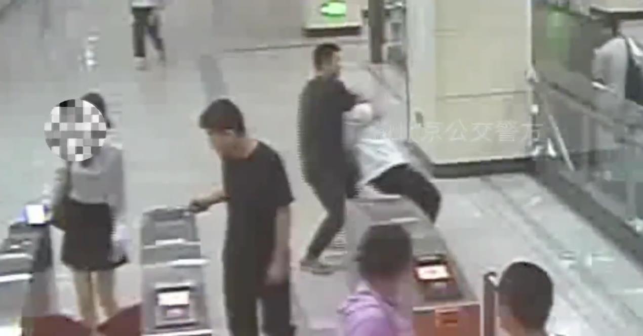 違法行為止める勇気を」北京の駅で盗撮犯を取り押さえた男性