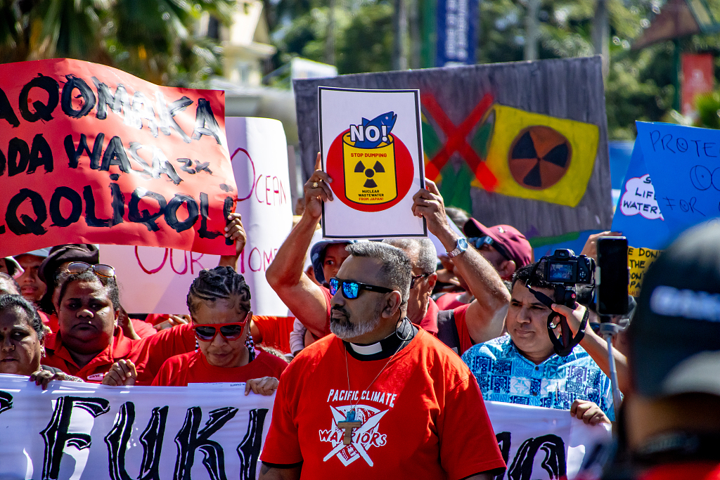 Protesta në Fiji kundër lëshimit të ujit të ndotur radioaktiv në det nga Japonia(Foto:VCG)