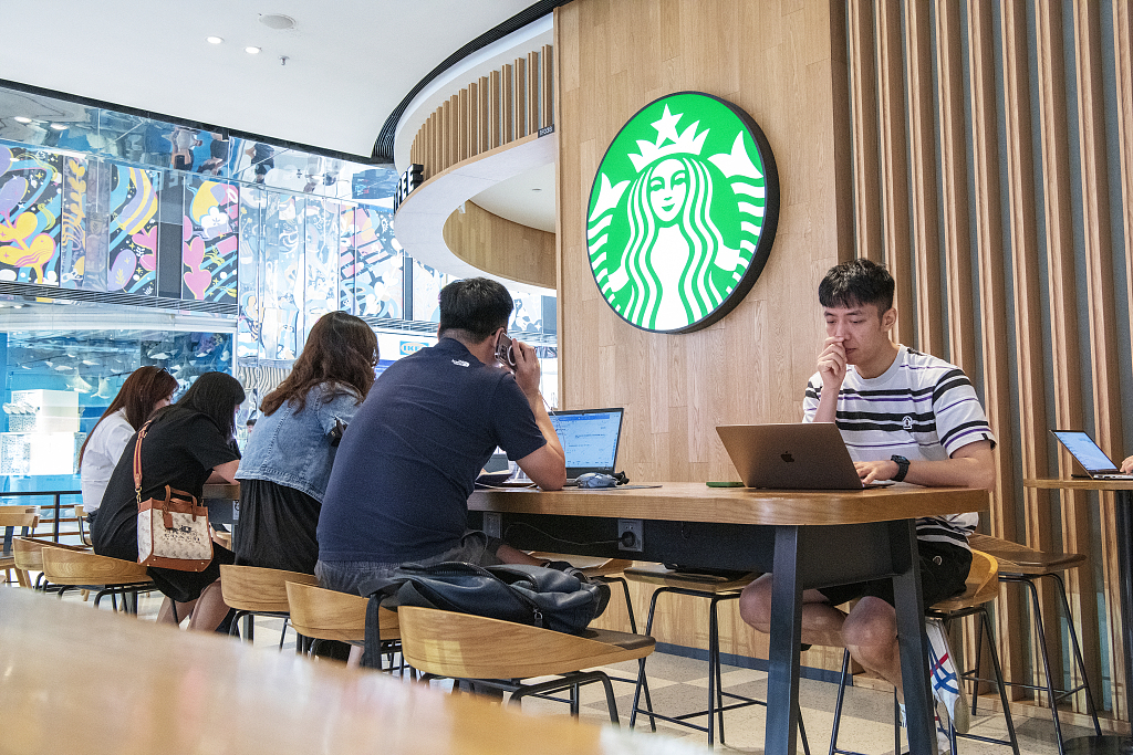 Klientë kinezë në një Starbucks në qytetin Guangzhou të Kinës Jugore(Foto:VCG)