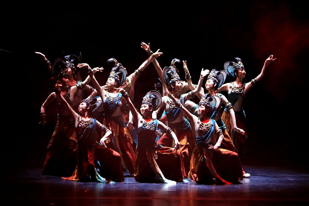 Një foto e bërë më 10 shtator 2023, tregon një shfaqje kërcimi në Teatrin e Madh Dunhuang në Dunhuang, Jiuquan, Provinca Gansu, Kinë.