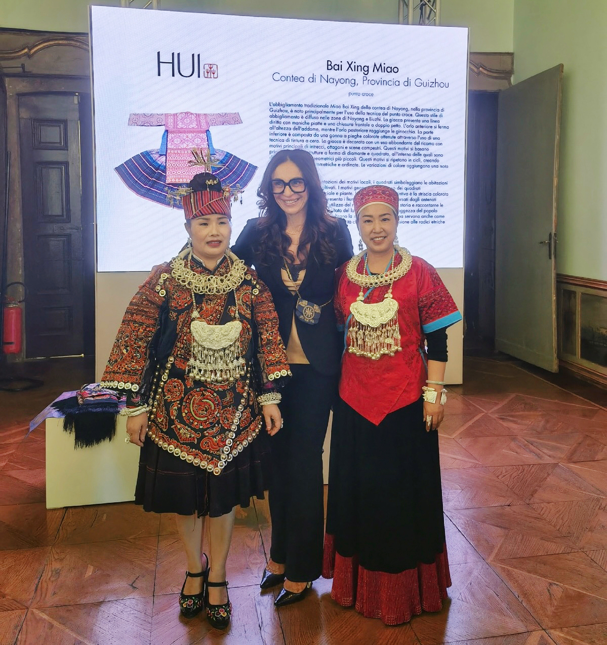 Η Μπάρμπαρα Ματσάλι, σύμβουλος τουρισμού, μόδας και μάρκετινγκ της Λομβαρδίας, ποζάρει με δύο κεντήματα από την επαρχία Γκουιτζόου σε μια έκθεση εμπνευσμένη από τα κεντήματα Μιάο του κινέζου σχεδιαστή Τζάο Χουιτζόου την Κυριακή κατά τη διάρκεια της Εβδομάδας Μόδας του Μιλάνου. [Φωτογραφία από chinadaily.com.cn]