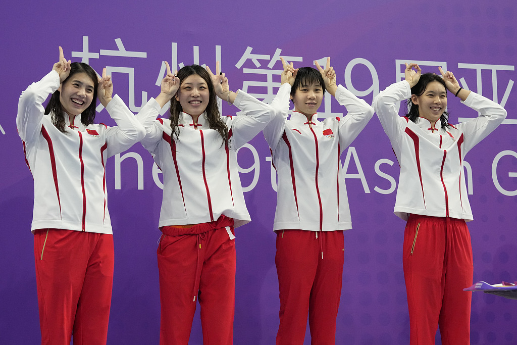 Echipa chineză a câștigat titlul de campion la ștafeta de 4x100 metri liber feminin, stabilind și un nou record al Asiadei. De la stânga la dreapta sunt Zhang Yufei, Wu Qingfeng, Cheng Yujie și Yang Junxuan. (CFP)