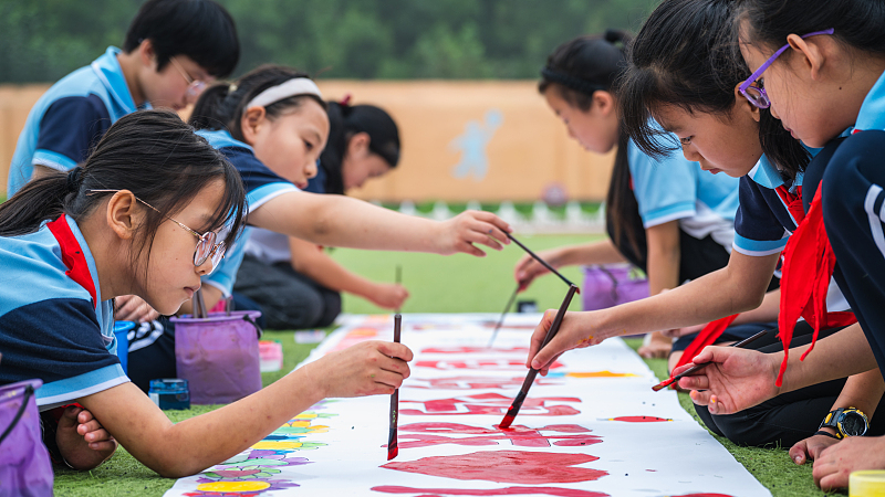 Nxënësit e shkollave fillore po pikturojnë në një rrotull në kontenë Baixiang, Xingtai, Provinca Hebei, Kinë, 26 shtator 2023./CFP