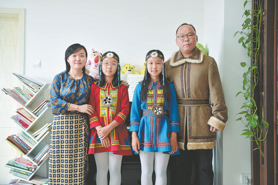 Ο Σουό Γιουνφένγκ, η σύζυγός του, και οι δίδυμες κόρες τους ποζάρουν για μια ομαδική φωτογραφία στο σπίτι τους στο Πεκίνο.