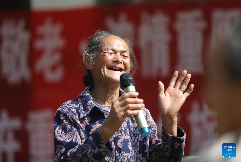 Μια ηλικιωμένη σε μια δραστηριότητα της γιορτής Τσονγκγιάνγκ στο χωριό Γκαομπέι της πόλης Γκανσί του Τσιμπίνγκ, στην αυτόνομη νομαρχία Τσιανντονγκνάν Μιάο και Ντονγκ  στηνεπαρχία Γκουιτζόου της νοτιοδυτικής Κίνας, 22 Οκτωβρίου 2023. 