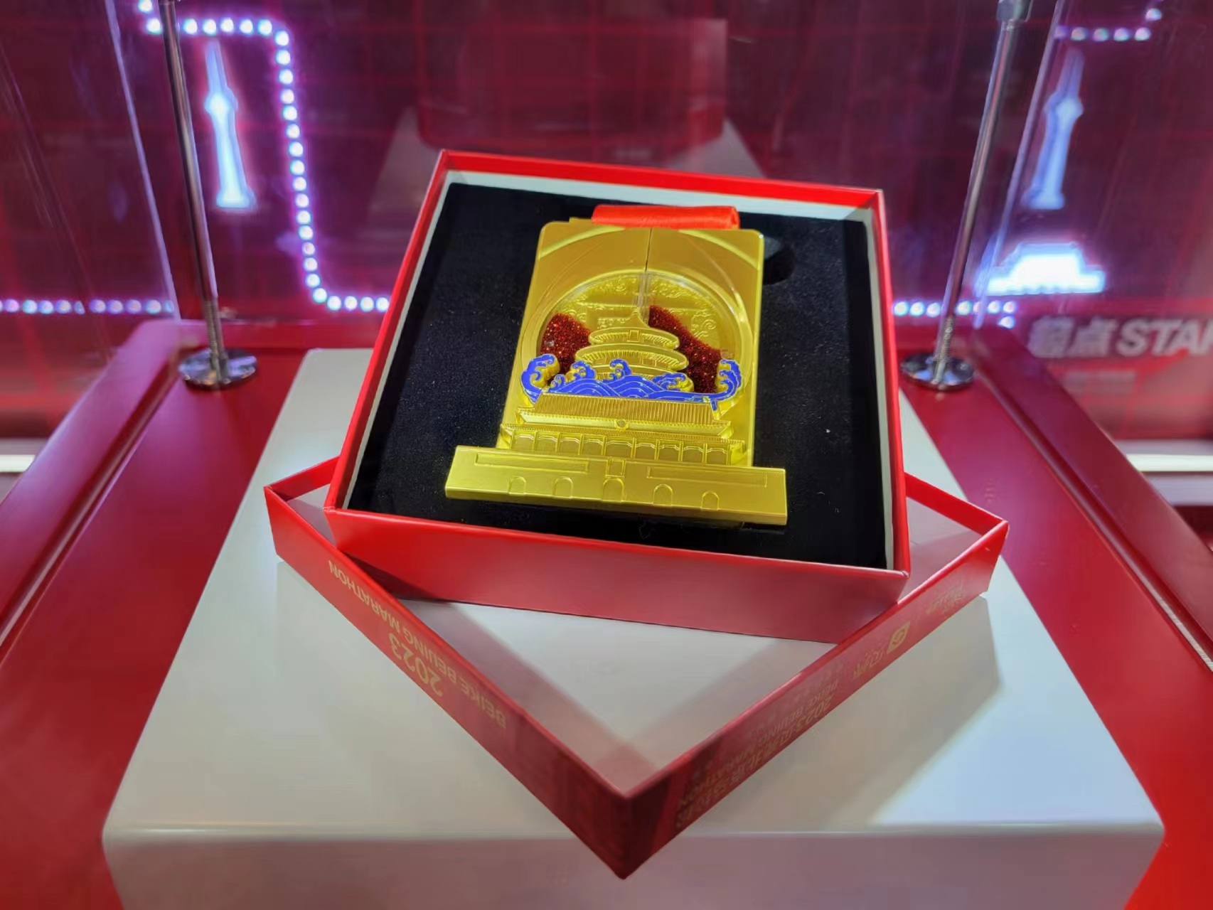 Το φετινό μετάλλιο στην Έκθεση για τον Μαραθώνιο του Πεκίνου 2023 στο Εθνικό Εκθεσιακό Κέντρο του Ολυμπιακού Πάρκου στο Πεκίνο (Φωτογραφία Εύα Παπαζή/ CRI Greek)