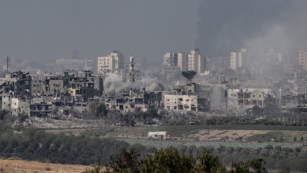 Rauch steigt inmitten zerstörter Gebäude in Gaza auf, gesehen von Sderot in Israel, 28. Oktober 2023. (Foto / CFP)