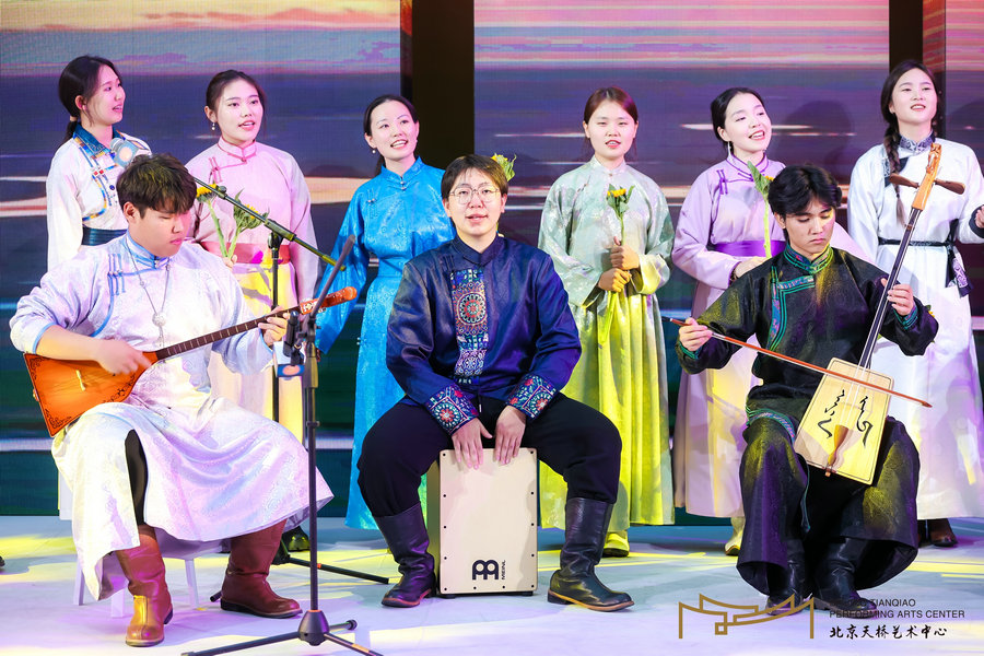 Ένα σύνολο με μουσικούς της μογγολικής εθνότητας εμφανίστηκε στο Κέντρο Παραστατικών Τεχνών Τιεντσιάο στις 21 Οκτωβρίου. [Φωτογραφία από την China Daily]