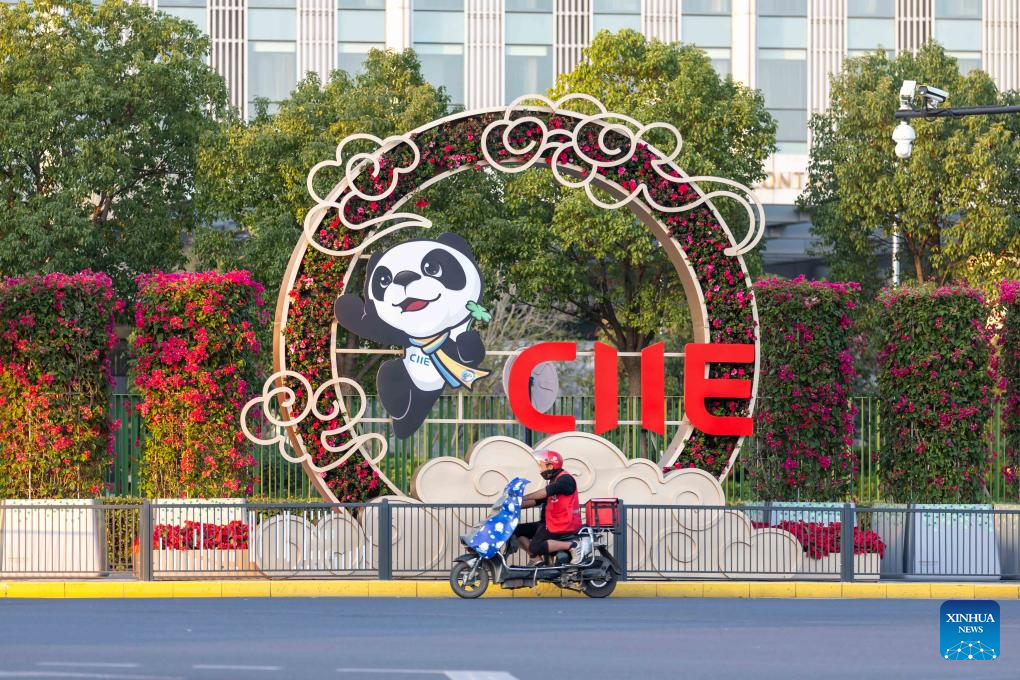 Αυτή η φωτογραφία που τραβήχτηκε στις 31 Οκτωβρίου 2023 δείχνει τη θέα του δρόμου κοντά στον χώρο της 6ης Διεθνούς Έκθεσης Εισαγωγών της Κίνας (CIIE) στη Σαγκάη της ανατολικής Κίνας. (Xinhua/Wang Xiang)
