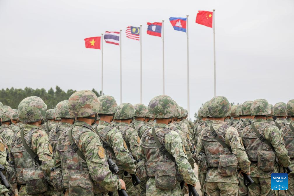 Η τελετή έναρξης της κοινής στρατιωτικής άσκησης «Ειρήνη και Φιλία-2023» πραγματοποιείται στο Τζαντζιάνγκ, στην επαρχία Γκουανγκντόνγκ της νότιας Κίνας, στις 13 Νοεμβρίου 2023. (Φωτογραφία Lin Qinghua/Xinhua)