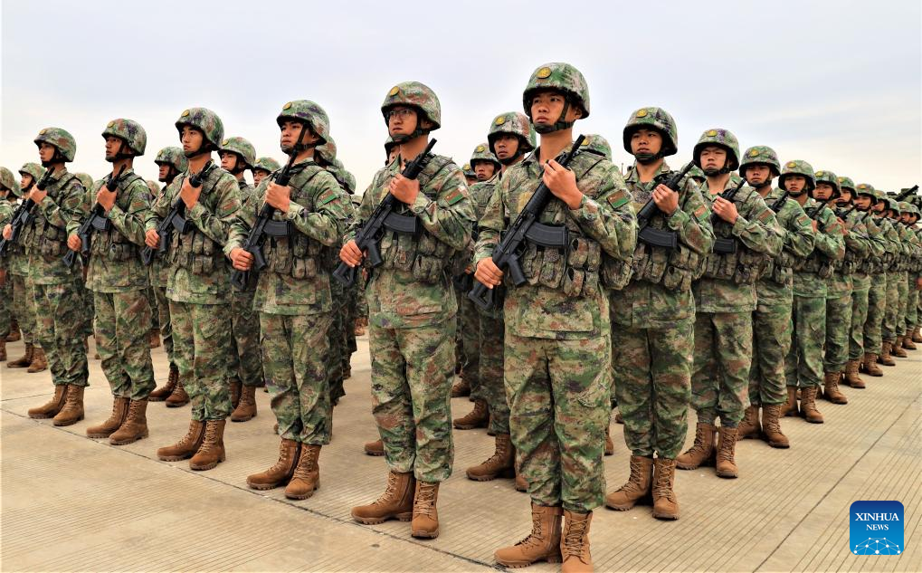 Κινέζοι στρατιώτες παρευρίσκονται στην τελετή έναρξης της κοινής στρατιωτικής άσκησης "Ειρήνη και Φιλία-2023" στο Τζαντζιάνγκ, στην επαρχία Γκουανγκντόνγκ της νότιας Κίνας, 13 Νοεμβρίου 2023. (Φωτογραφία Zeng Qingfeng/Xinhua)