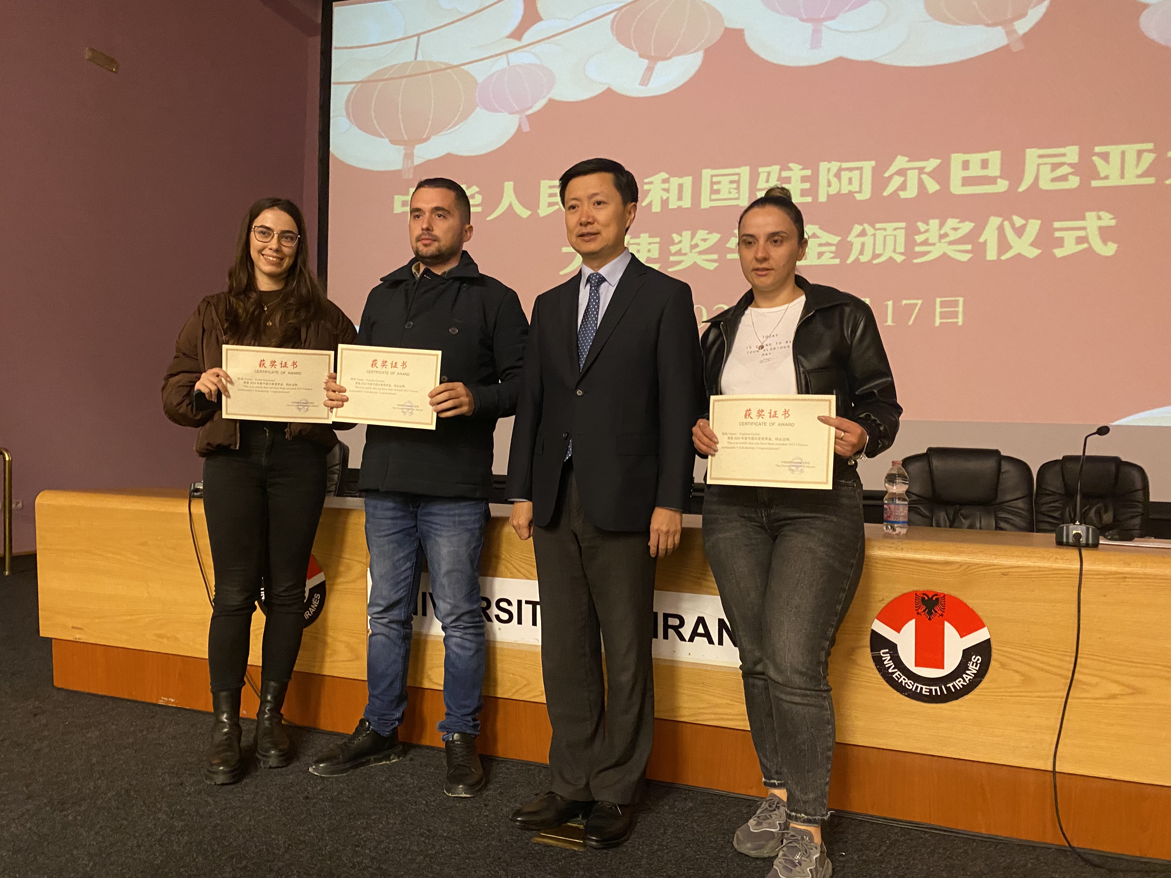 Studente te vleresuar me certifikata nga Instituti Konfuci (Foto CMG)