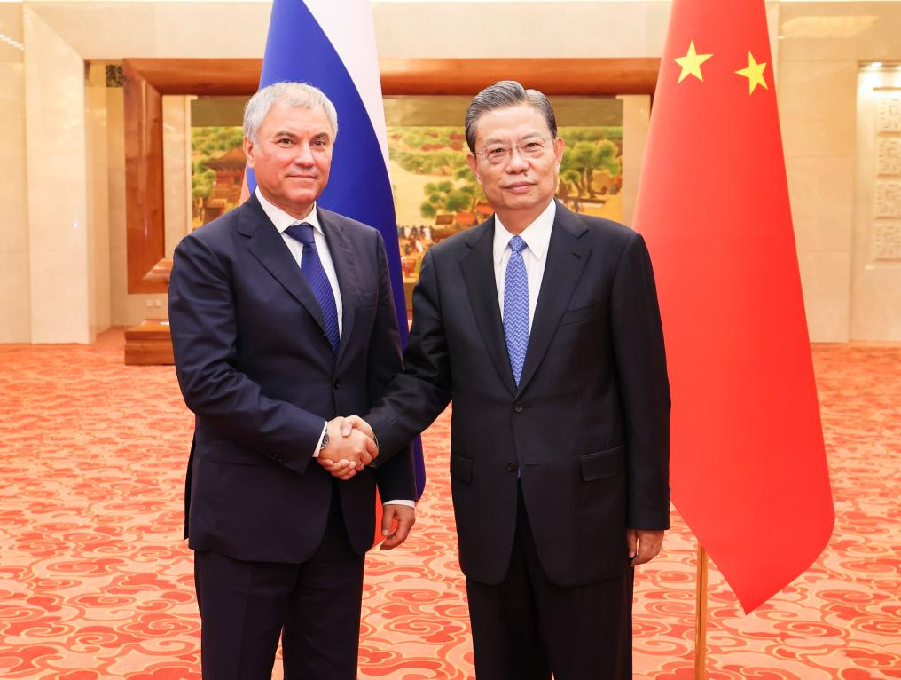 Ο Τζάο Λετζί, πρόεδρος της Μόνιμης Επιτροπής του Εθνικού Λαϊκού Συνεδρίου, έχει συνομιλίες με τον Πρόεδρο της Ρωσικής Κρατικής Δούμας, Βιάτσεσλαβ Βολοντίν, στη Μεγάλη Αίθουσα του Λαού στο Πεκίνο, πρωτεύουσα της Κίνας, 21 Νοεμβρίου 2023. (Xinhua/Pang Xinglei)