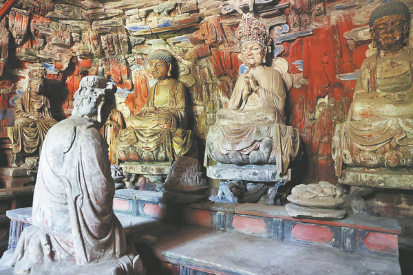 Βουδιστικά πέτρινα αγάλματα στο σπήλαιο Γιουαντζουέ. [Τζιανγκ Ντονγκ/China Daily]
