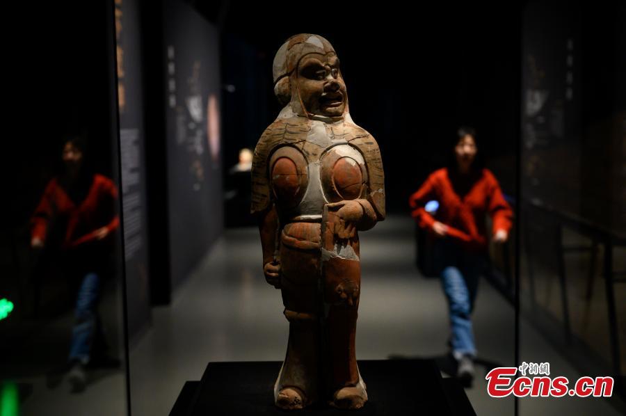 Πήλινες φιγούρες που ανασκάφηκαν από τον αρχαίο τάφο του Σου Σιανσχιού της Δυναστείας των Βόρειων Τσι στο Ταϊγιουάν, την πρωτεύουσα της επαρχίας Σανσί στην βόρεια Κίνα, στις 14 Νοεμβρίου 2023. (Φωτογραφία: China News Service/Wei Liang)