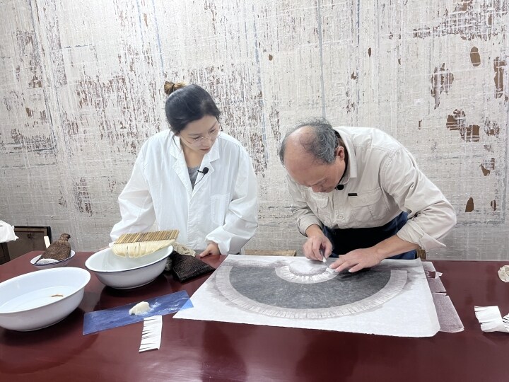 Ο Κονγκ Κιουσάν και η μαθητευόμενή του. [Φωτογραφία/Nantong Daily]