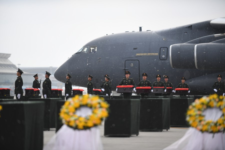 Στρατιώτες συνοδεύουν φέρετρα που περιέχουν τα λείψανα των μαρτύρων των Εθελοντών του Κινεζικού Λαού (CPV) στο Διεθνές Αεροδρόμιο Ταοσιάν στο Σενγιάνγκ, στην επαρχία Λιαονίνγκ της βορειοανατολικής Κίνας, 23 Νοεμβρίου 2023. (Xinhua/Pan Yulong)