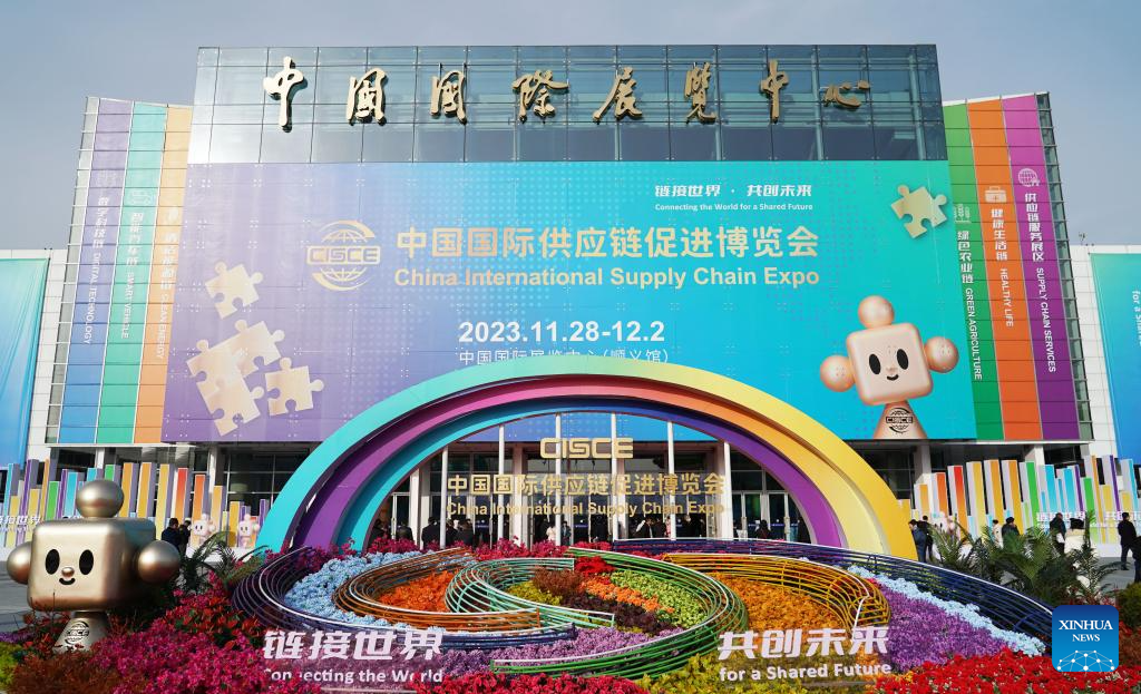 Η φωτογραφία που τραβήχτηκε στις 28 Νοεμβρίου 2023 δείχνει μια εξωτερική άποψη του χώρου για την Διεθνή Έκθεση Εφοδιαστικής Αλυσίδας της Κίνας στο Πεκίνο, πρωτεύουσα της Κίνας. 