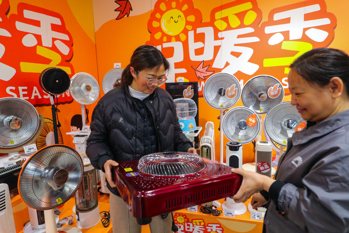 Άνθρωποι ψωνίζουν θερμαντήρες σε σούπερ μάρκετ στο Σινγιάνγκ, επαρχία Χενάν, 26 Νοεμβρίου 2023. [Φωτογραφία/Xinhua]