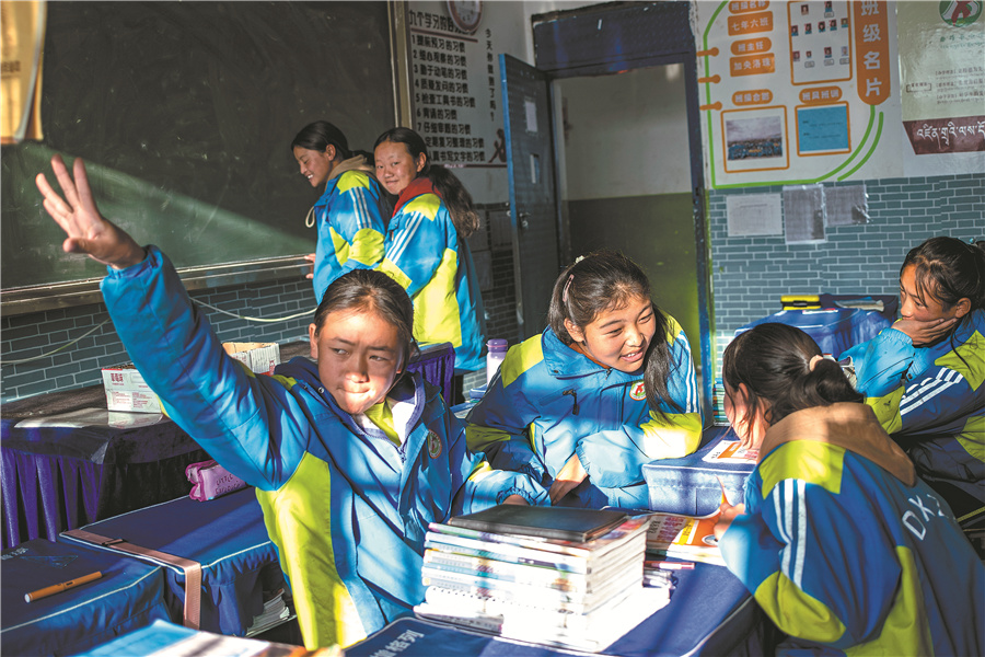 Η Σιτσόντ Ντρολμά (τρίτη από δεξιά) και οι συμμαθητές της σε ένα διάλειμμα στο Γυμνάσιο της κομητείας Νταμσχούνγκ, στην αυτόνομη περιοχή Σιζάνγκ (Θιβέτ). SUN FEI/XINHUA 