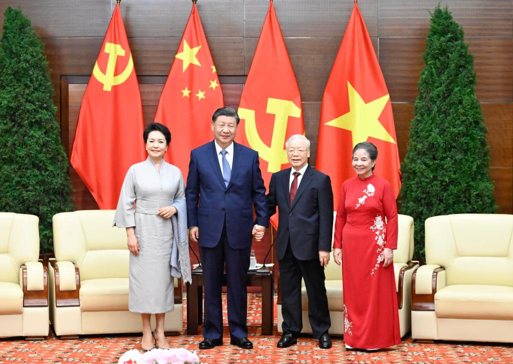 Ο Γενικός Γραμματέας της Κεντρικής Επιτροπής του Κομμουνιστικού Κόμματος Κίνας και Πρόεδρος της Κίνας Σι Τζινπίνγκ και η σύζυγός του, Πενγκ Λιγιουάν, αποχαιρέτησαν τον Γενικό Γραμματέα της Κεντρικής Επιτροπής του Κομμουνιστικού Κόμματος του Βιετνάμ Νγκουγιέν Φου Τρονγκ και τη σύζυγό του Νγκο Θι Μαν, προτού επιστρέψουν στην Κίνα μετά από κρατική επίσκεψη στο Βιετνάμ, 13 Δεκεμβρίου 2023. (Xinhua/Shen Hong)