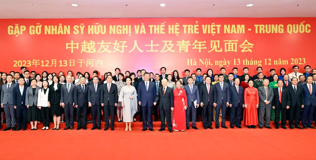 Ο Γενικός Γραμματέας της Κεντρικής Επιτροπής του Κομμουνιστικού Κόμματος Κίνας και Κινέζος Πρόεδρος Σι Τζινπίνγκ και ο Γενικός Γραμματέας της Κεντρικής Επιτροπής του Κομμουνιστικού Κόμματος του Βιετνάμ Νγκουγιέν Φου Τρονγκ και οι σύζυγοί τους ποζάρουν για ομαδικές φωτογραφίες με εκπροσώπους νεαρών Κινέζων και Βιετναμέζων και ανθρώπων που έχουν συνεισφέρει στη φιλία Κίνας-Βιετνάμ στο Ανόι του Βιετνάμ, 13 Δεκεμβρίου, 2023. Ο Σι και η σύζυγός του Πενγκ Λιγιουάν συναντήθηκαν εδώ με τους εκπροσώπους μαζί με τον Νγκουγιέν Φου Τρονγκ και τη σύζυγό του. (Xinhua/Yin Bogu)