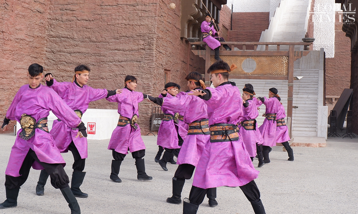 Τοπικοί καλλιτέχνες στο Χοτάν, της Αυτόνομης Περιφέρειας Σιντζιάνγκ Ουιγκούρ της βορειοδυτικής Κίνας, εκτελούν χορούς για τους επισκέπτες στην αρχαία πόλη Γιότκαν, στις 15 Δεκεμβρίου 2023. Φωτογραφία: Xu Keyue/GT