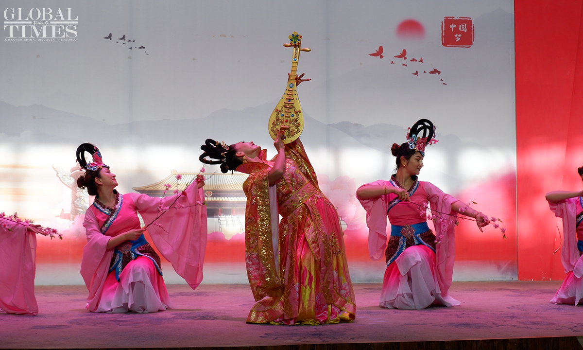 Τοπικοί ερμηνευτές στην αυτόνομη νομαρχία Κιζιλσού Κιργκίζ της Αυτόνομης Περιφέρειας Σιντζιάνγκ Ουιγκούρ της βορειοδυτικής Κίνας, χορεύουν και τραγουδούν στις 11 Δεκεμβρίου 2023. Φωτογραφία: Xu Keyue/GT