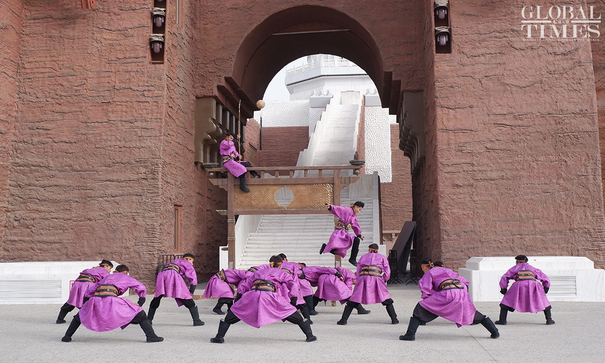 Τοπικοί καλλιτέχνες στο Χοτάν, της Αυτόνομης Περιφέρειας Σιντζιάνγκ Ουιγκούρ της βορειοδυτικής Κίνας, εκτελούν χορούς για τους επισκέπτες στην αρχαία πόλη Γιότκαν, στις 15 Δεκεμβρίου 2023. Φωτογραφία: Xu Keyue/GT