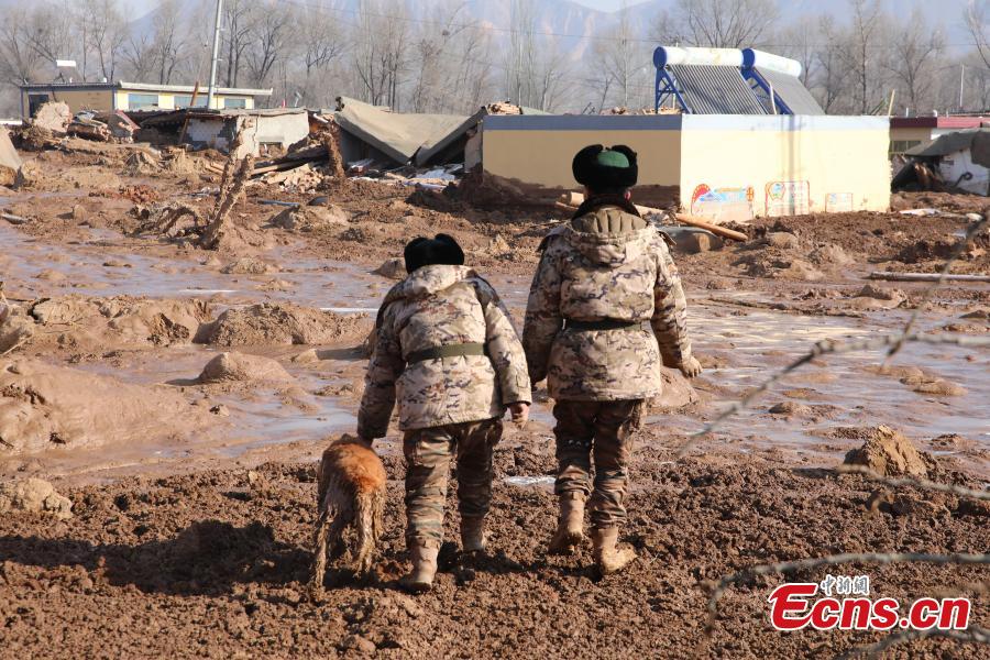 Στρατιώτες διασώζουν ένα γκόλντεν ριτρίβερ που ήταν παγιδευμένο στη λάσπη για περισσότερες από 30 ώρες στην αυτόνομη κομητεία Μινχε Χούι και Του, στην επαρχία Τσινγκχάι  της βορειοδυτικής Κίνας, μετά από σεισμό μεγέθους 6,2 βαθμών που έπληξε τη γειτονική κομητεία Τζισισάν, στην επαρχία Γκανσού τα μεσάνυχτα της Δευτέρας. (Φωτογραφία από την China News Service)