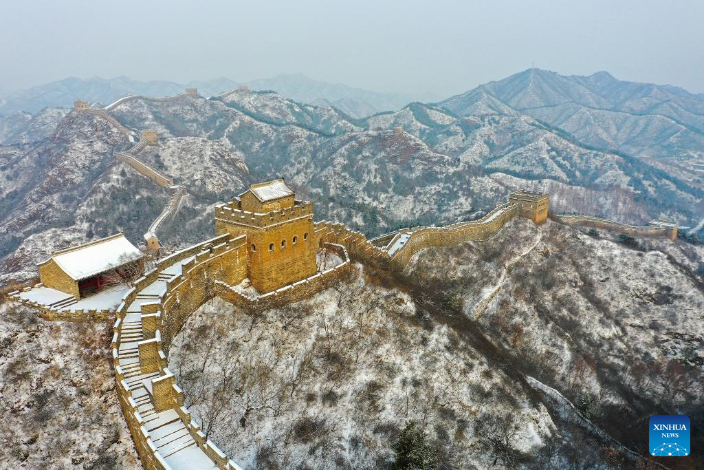 Αυτή η αεροφωτογραφία που τραβήχτηκε στις 13 Ιανουαρίου 2023 δείχνει το χειμερινό τοπίο στο τμήμα Τζινσανλίνγκ του Σινικού Τείχους στην κομητεία Λουανπίνγκ, στην επαρχία Χεμπέι της βόρειας Κίνας.  (Φωτογραφία Zhou Wanping/Xinhua)