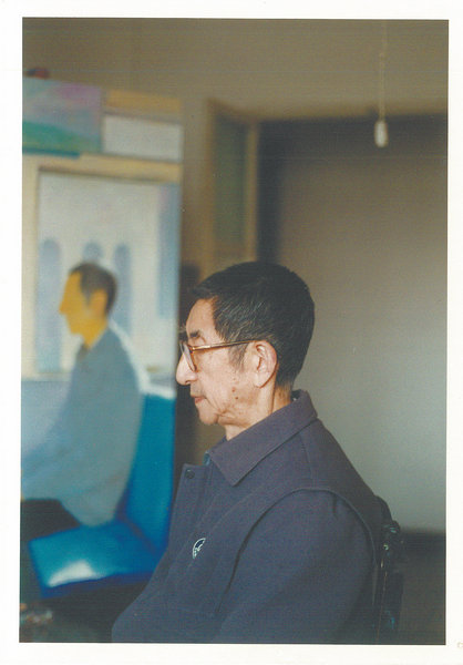 Μια φωτογραφία που τραβήχτηκε το 1998 δείχνει τον Γουέι Τσιμέι στην ίδια στάση με το αυτοπροσωπογραφία του Σταθμός Αναχώρησης, Τραμ 108. [Φωτογραφία από την China Daily]