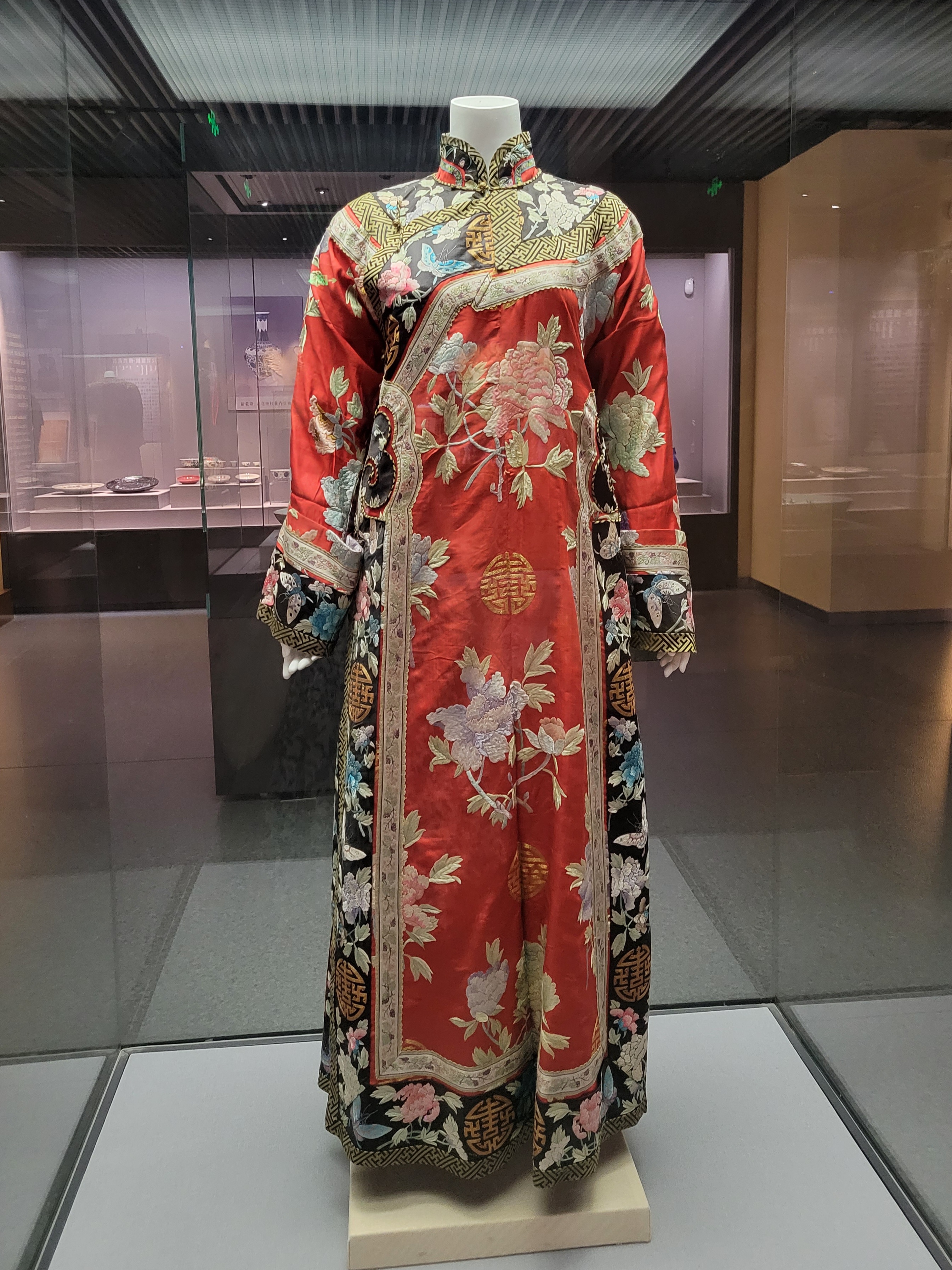 Μεταξωτό παραδοσιακό κινεζικό φόρεμα με έντονα χρώματα και εξαιρετικά κεντήματα από την έκθεση του Μουσείου Τσιφένγκ (赤峰博物馆: chìfēng bówùguǎn) (Φωτογραφία Εύα Παπαζή/CRI Greek)