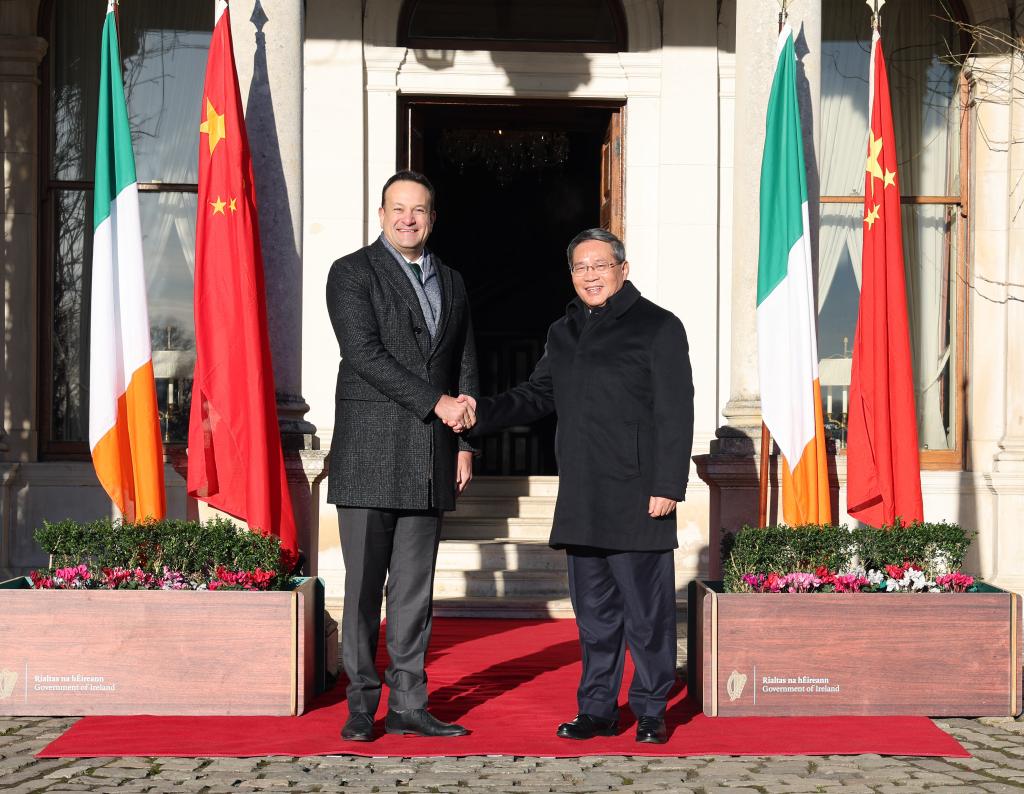 Ο Πρωθυπουργός της Κίνας Λι Τσιάνγκ συνομιλεί με τον Ιρλανδό πρωθυπουργό Λέο Βάραντκαρ στο Farmleigh House, τον επίσημο ιρλανδικό κρατικό ξενώνα, στο Δουβλίνο, Ιρλανδία, 17 Ιανουαρίου 2024. (Xinhua/Wang Ye)