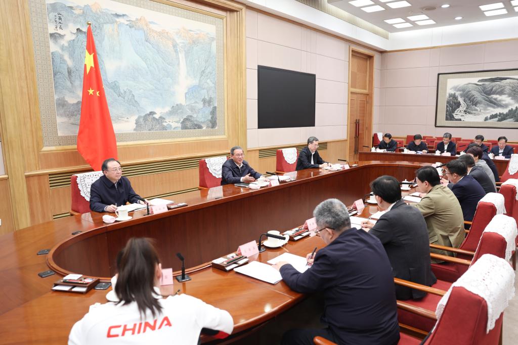 Ο Κινέζος Πρωθυπουργός Λι Τσιάνγκ, επίσης μέλος της Μόνιμης Επιτροπής του Πολιτικού Γραφείου της Κεντρικής Επιτροπής του Κομμουνιστικού Κόμματος Κίνας (ΚΚΚ), προεδρεύει ενός σεμιναρίου όπου ζητά απόψεις σχετικά με ένα σχέδιο έκθεσης κυβερνητικής εργασίας από ειδικούς σε διαφορετικά θέματα, επιχειρηματίες και εκπροσώπους από τομείς όπως η εκπαίδευση, η επιστημονική έρευνα, ο πολιτισμός, η υγεία και ο αθλητισμός, στις 23 Ιανουαρίου 2024. (Xinhua/Ding Haitao)