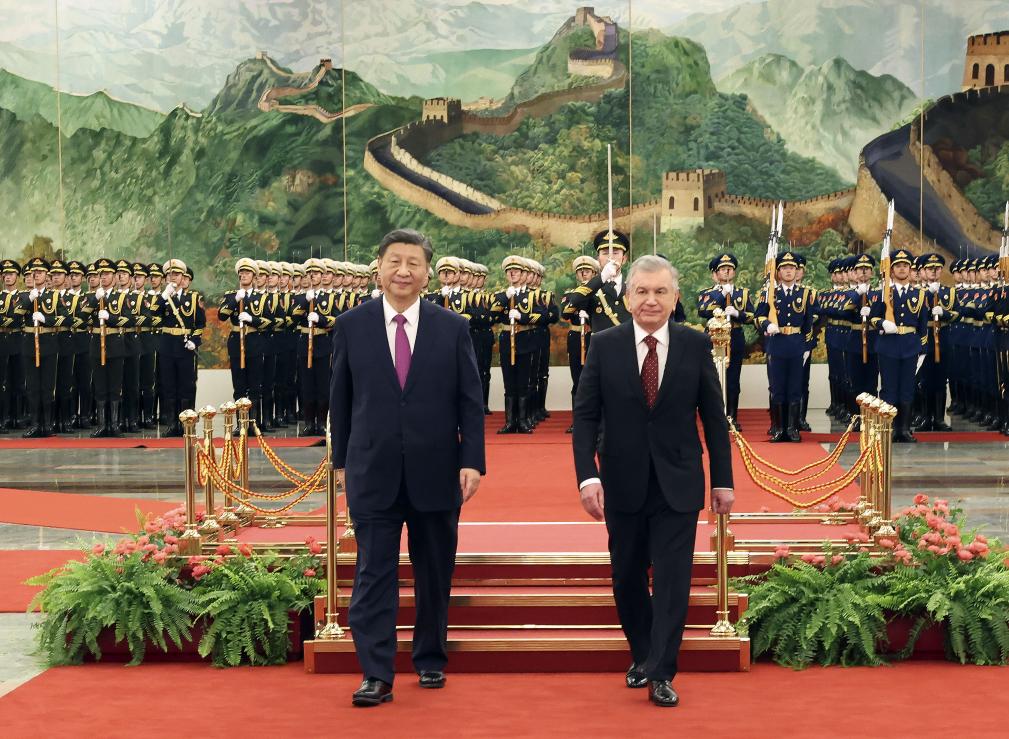 Ο Κινέζος Πρόεδρος Σι Τζινπίνγκ πραγματοποιεί μια τελετή υποδοχής για τον Πρόεδρο της Δημοκρατίας του Ουζμπεκιστάν Σαβκάτ Μιρζίγιοεφ στη Βόρεια Αίθουσα της Μεγάλης Αίθουσας του Λαού πριν από τις συνομιλίες τους στο Πεκίνο, πρωτεύουσα της Κίνας, 24 Ιανουαρίου 2024. Ο Xi είχε συνομιλίες με τον Μιρζίγιοεφ, ο οποίος βρίσκεται στην Κίνα για κρατική επίσκεψη, στο Πεκίνο την Τετάρτη. (Xinhua/Ding Lin)