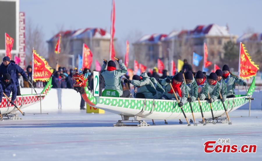 Οι αγωνιζόμενοι σε ένα παγωμένο ποτάμι στην πόλη Μπεϊτούν, στην αυτόνομη περιοχή Σιντζιάνγκ Ουιγκούρ της βορειοδυτικής Κίνας, στις 18 Ιανουαρίου 2024. (Φωτογραφία: China News Service/Li Zhenghu)