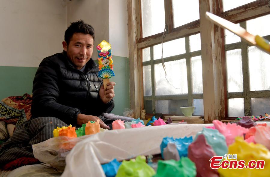 Τεχνίτης παρουσιάζει γλυπτά από βούτυρο για το Λοσάρ, ή το Θιβετιανό Νέο Έτος, στη Λάσα, στην αυτόνομη περιοχή Σιζάνγκ της νοτιοδυτικής Κίνας, στις 30 Ιανουαρίου, 2024. (Φωτογραφία: China News Service/Li Lin)