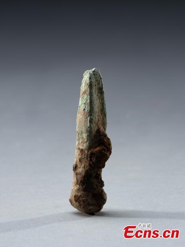 Ένα χάλκινο αντικείμενο από τα αρχαία ερείπια της πόλης του "Γκαν" από την Περίοδο των Εμπόλεμων Κρατών (475-221b.c.) στη δυναστεία Χαν (206 π.Χ-220 μ.Χ) στο Πουγιάνγκ, επαρχία Χενάν της κεντρικής Κίνας. 